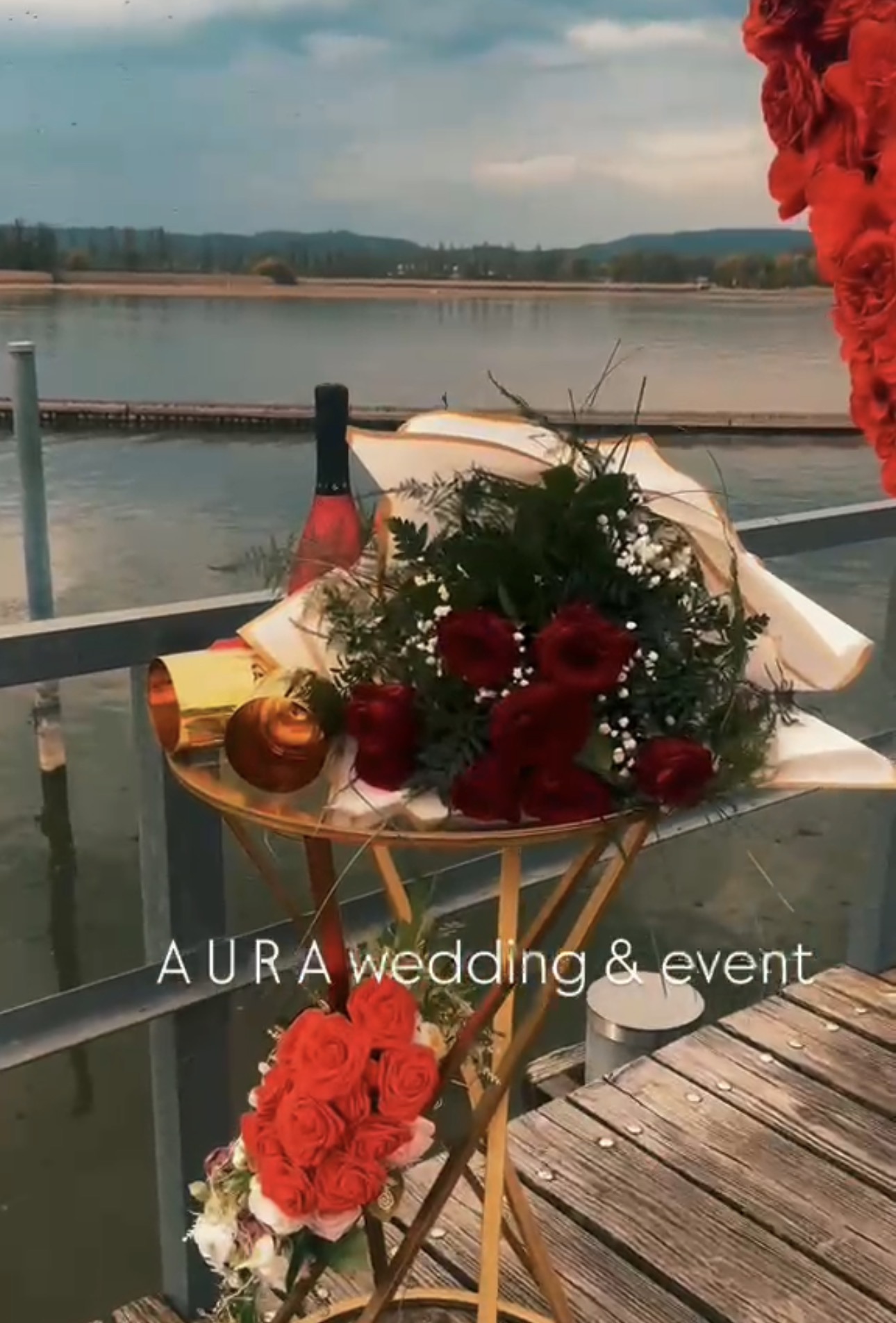 Rosenstrauß, Sekt und goldener Tisch am Steg mit Blick auf den Bodensee