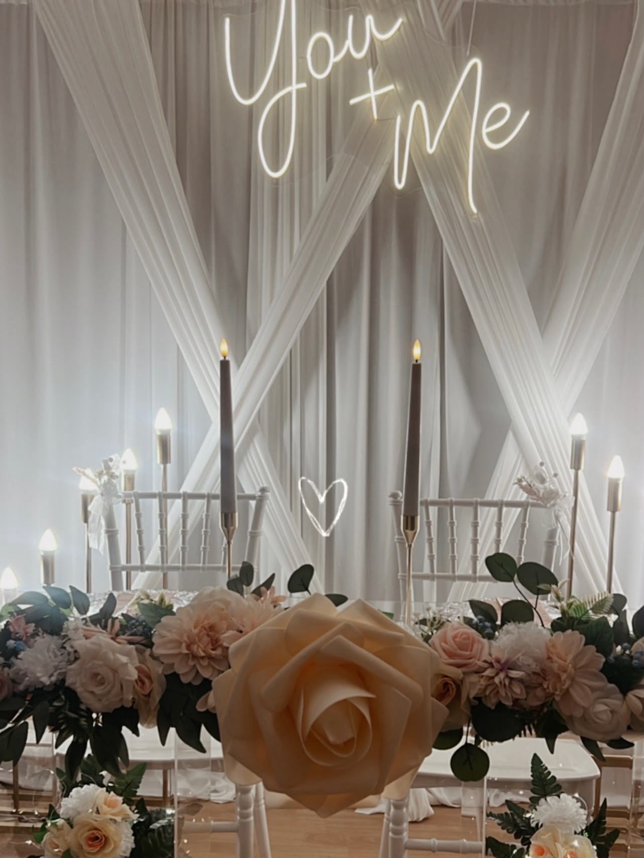 Brauttisch mit großer Rose, Kerzen und Neonherz