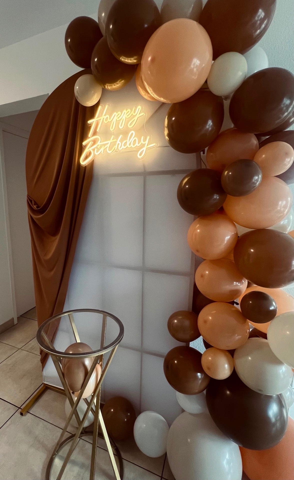 Ballongirlande in Braun- und Pfirsichtönen mit leuchtender Neonschrift