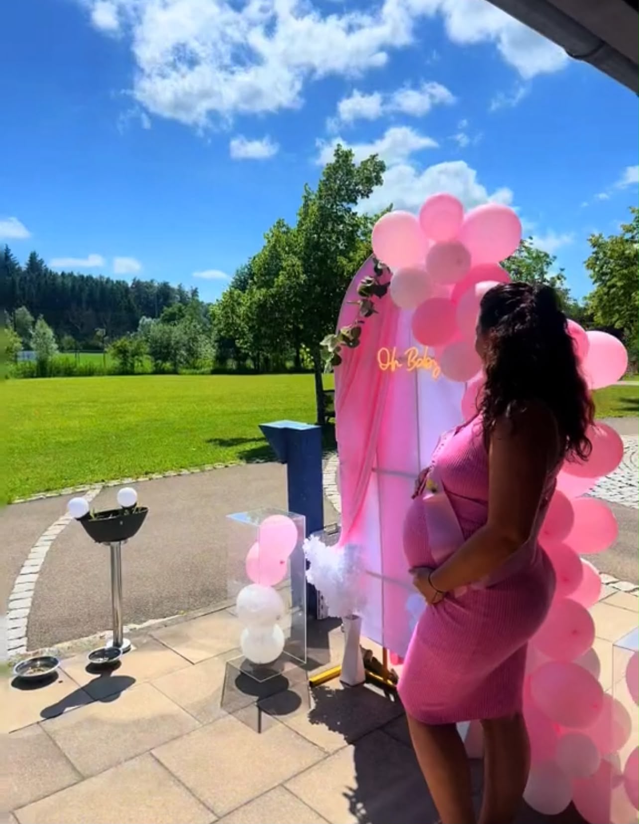 Rosa Ballonbogen mit „Oh Baby“ Neonschrift im Freien