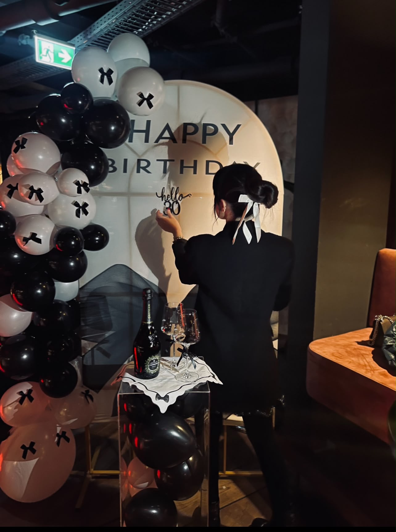 Elegante Geburtstagskulisse in Schwarz-Weiß mit Schleifen-Ballons und Sekt