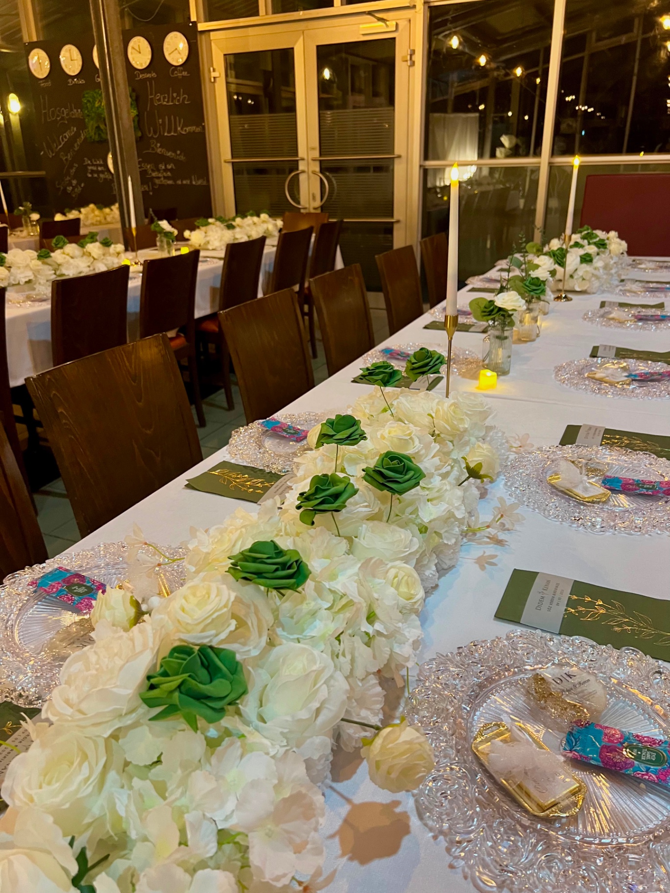 Festtafel mit weißen Rosen, Kerzen und Kristallplatzteller
