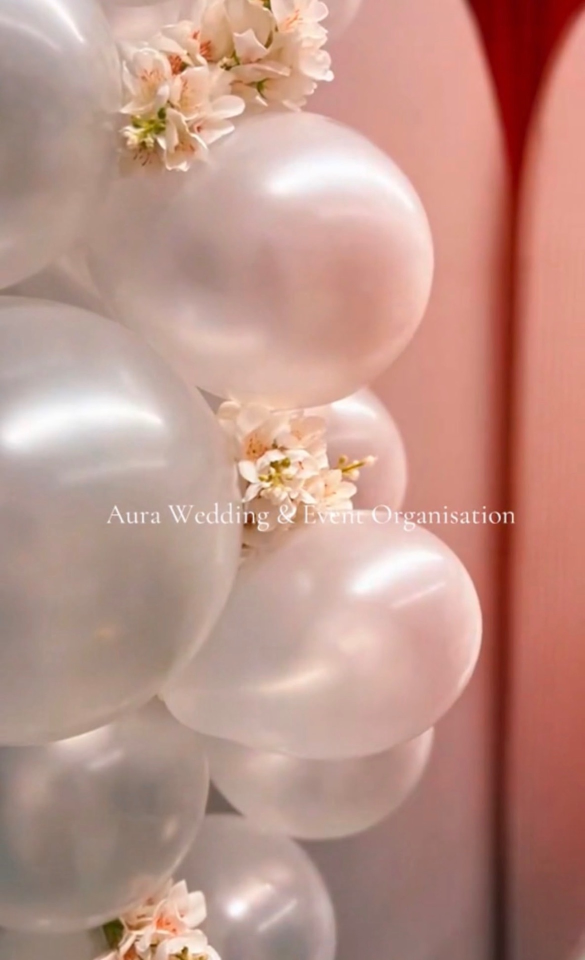 Ballongirlande in Weiß mit zarten Blüten