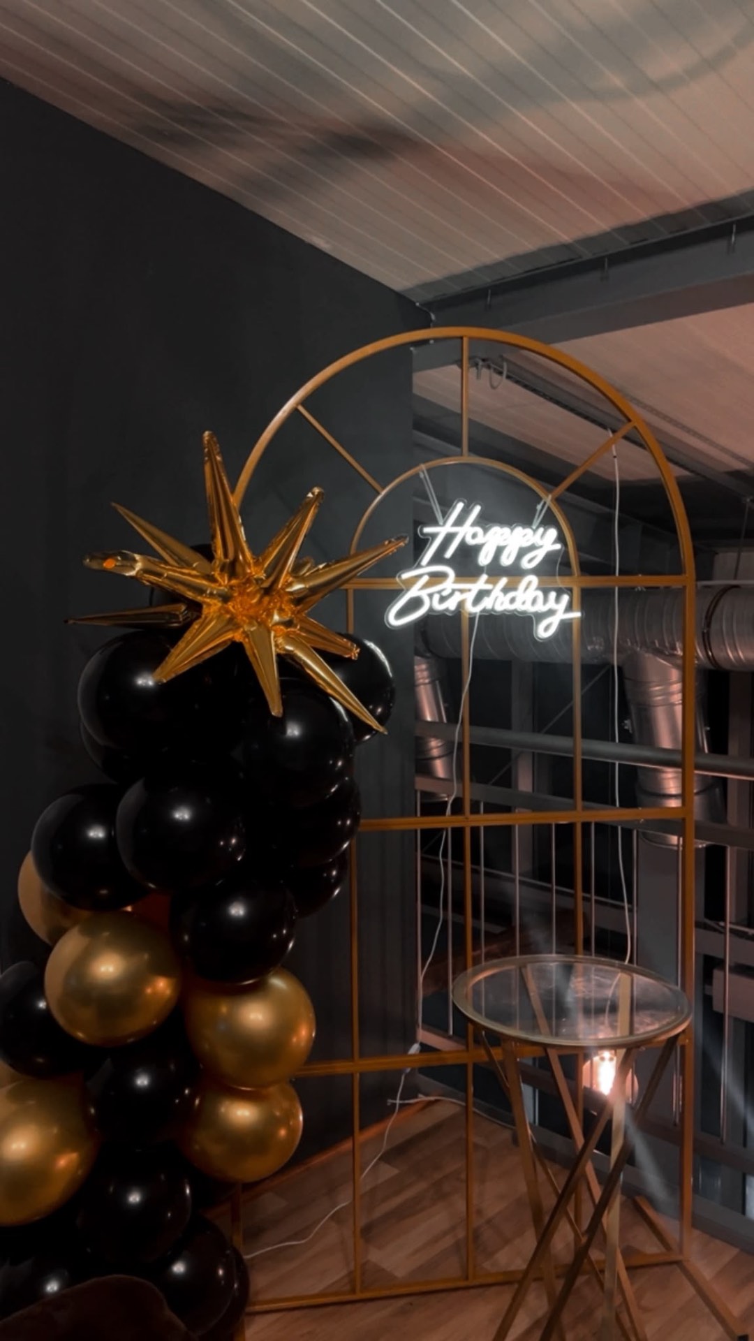 Geburtstagskulisse in Schwarz und Gold mit Sternballon und Neonschrift