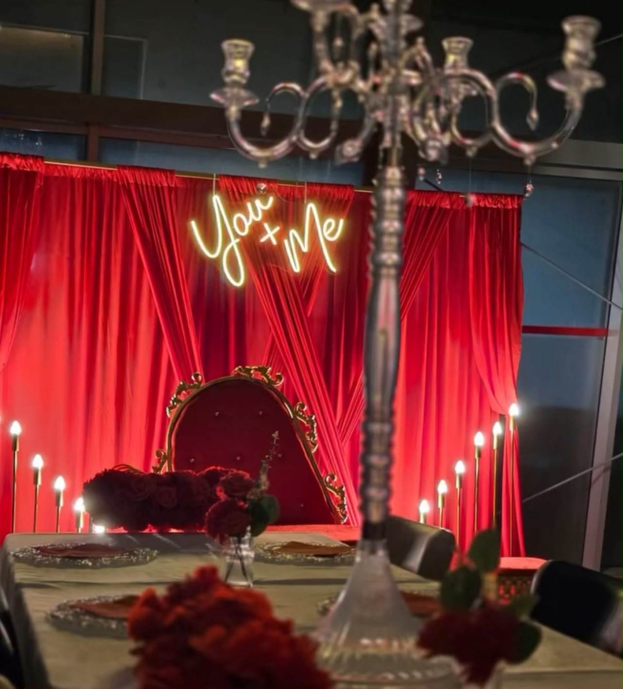 Festtafel beim Hennaabend mit Kristalltellern, Kerzenständern und roten Blüten